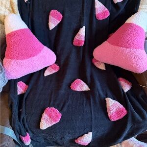 Rachel Zoe Black Blanket with Pink Design